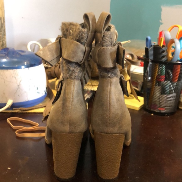 Mukluks heeled zip up double buckle calf boots - Picture 2 of 10